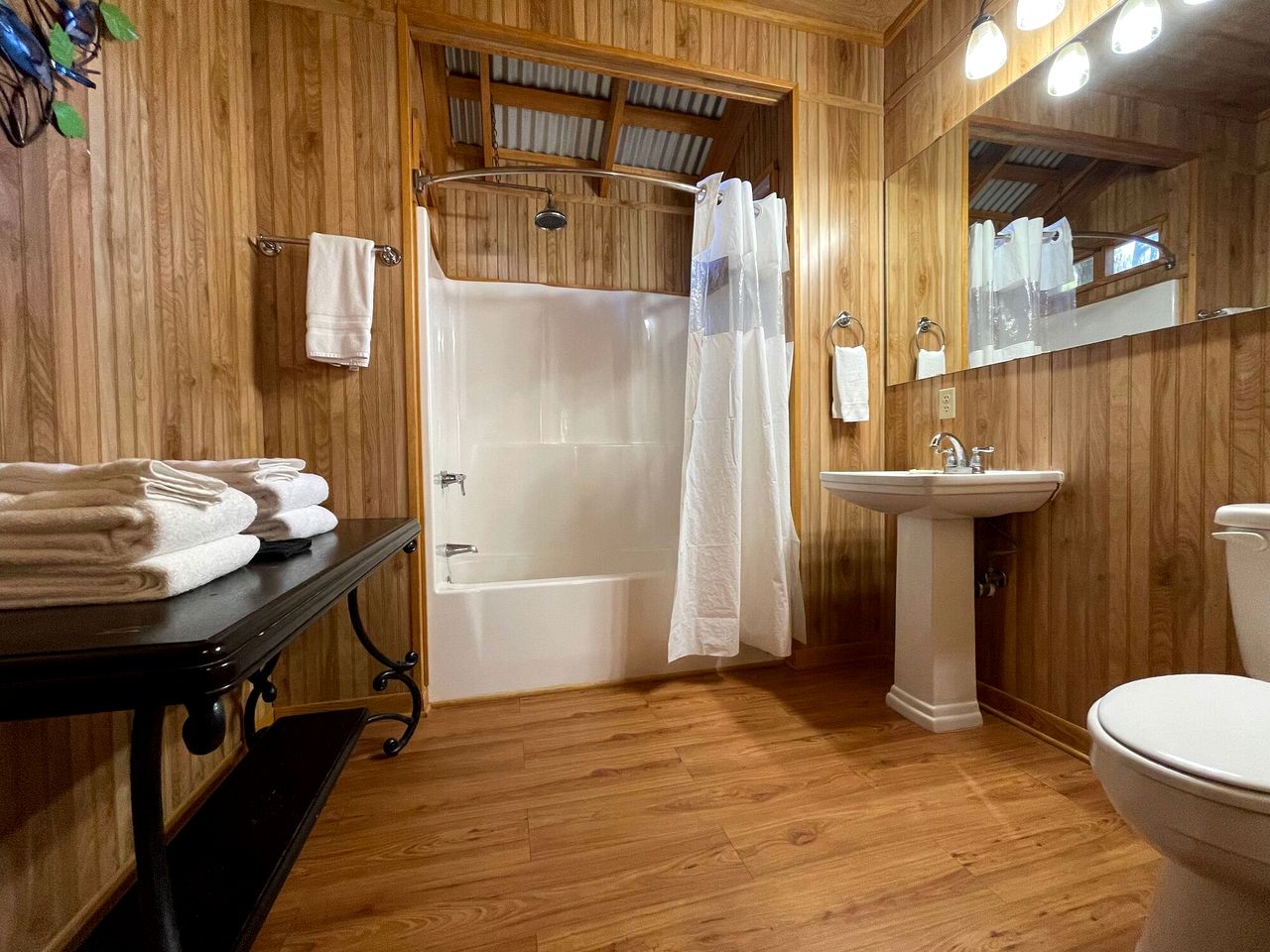 Scenic Waterfront Cabin with Private Pond and Outdoor Amenities near Zwolle, Louisiana