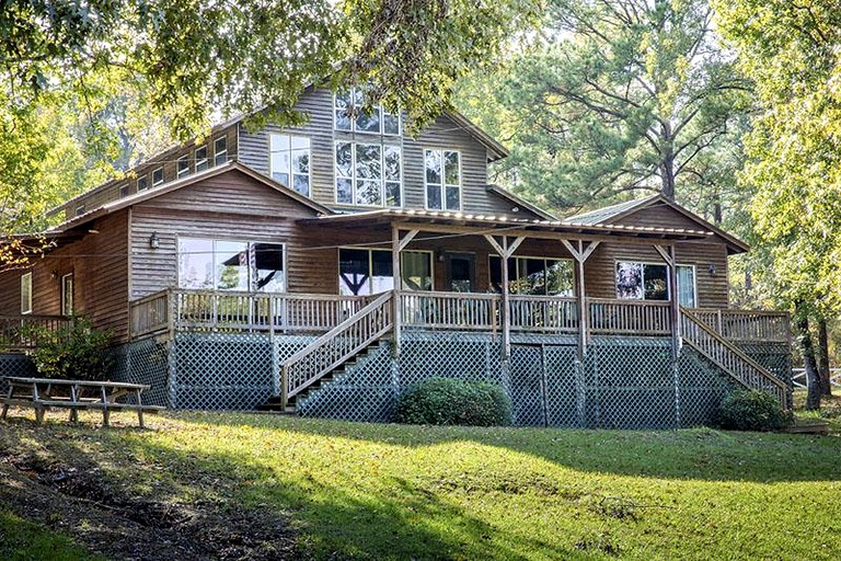 Luxurious Retreat Cabin with Scenic Pond Views, Expansive Decks, and Resort Amenities Near Zwolle, LA