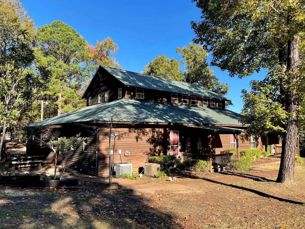 Luxurious Retreat Cabin with Scenic Pond Views, Expansive Decks, and Resort Amenities Near Zwolle, LA