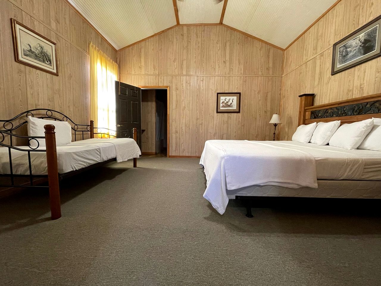 Luxurious Retreat Cabin with Scenic Pond Views, Expansive Decks, and Resort Amenities Near Zwolle, LA