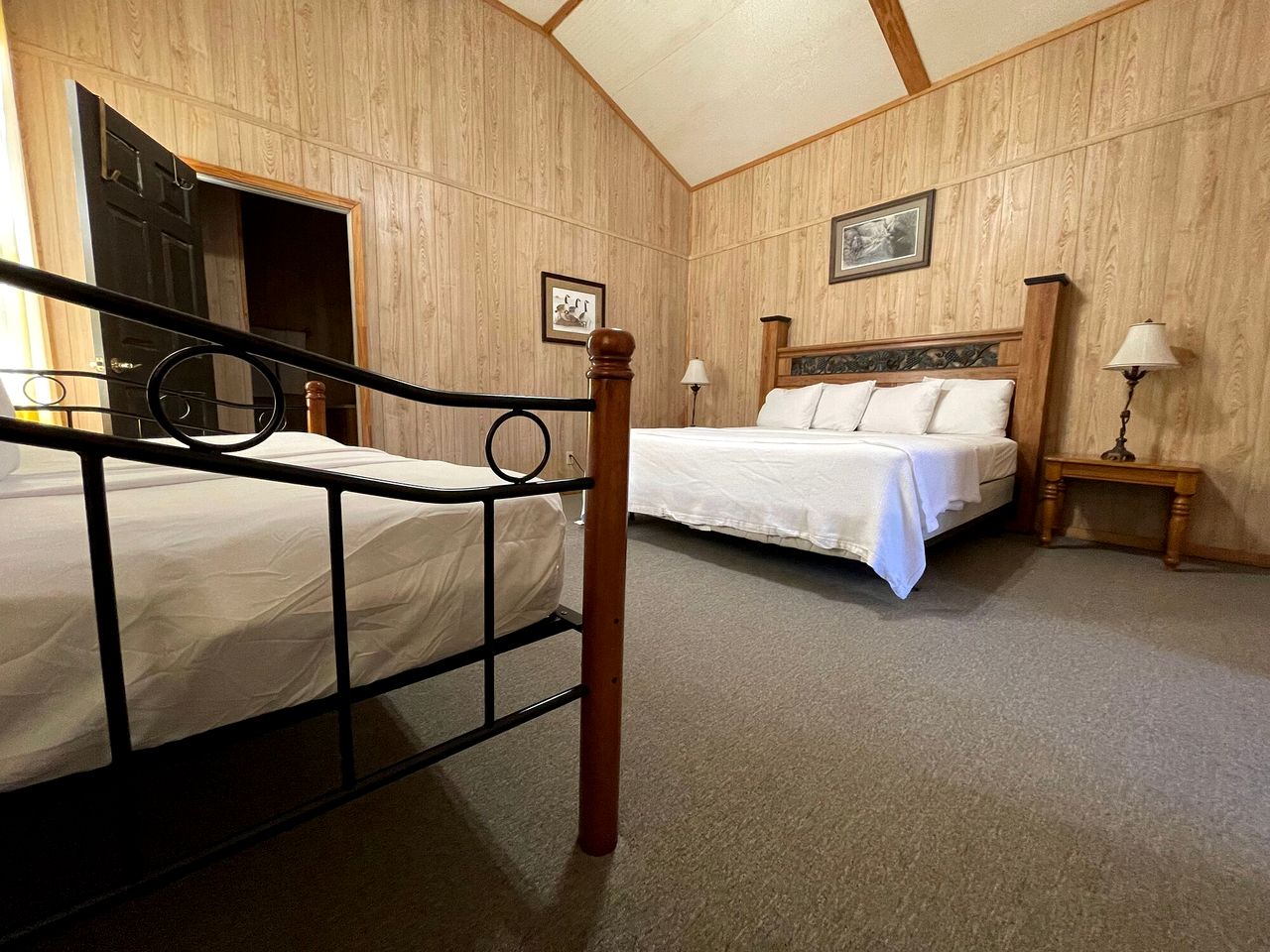 Luxurious Retreat Cabin with Scenic Pond Views, Expansive Decks, and Resort Amenities Near Zwolle, LA