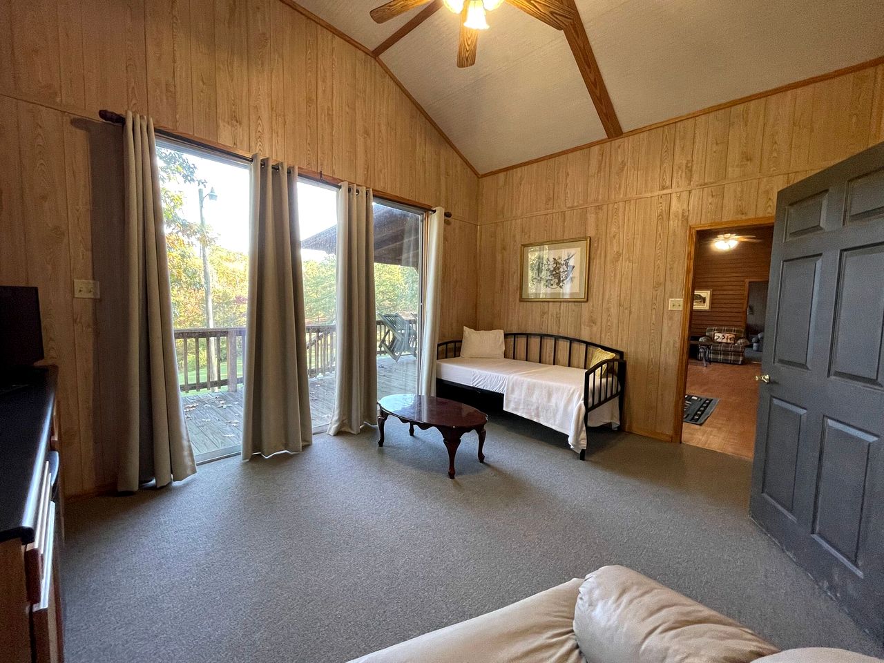 Luxurious Retreat Cabin with Scenic Pond Views, Expansive Decks, and Resort Amenities Near Zwolle, LA