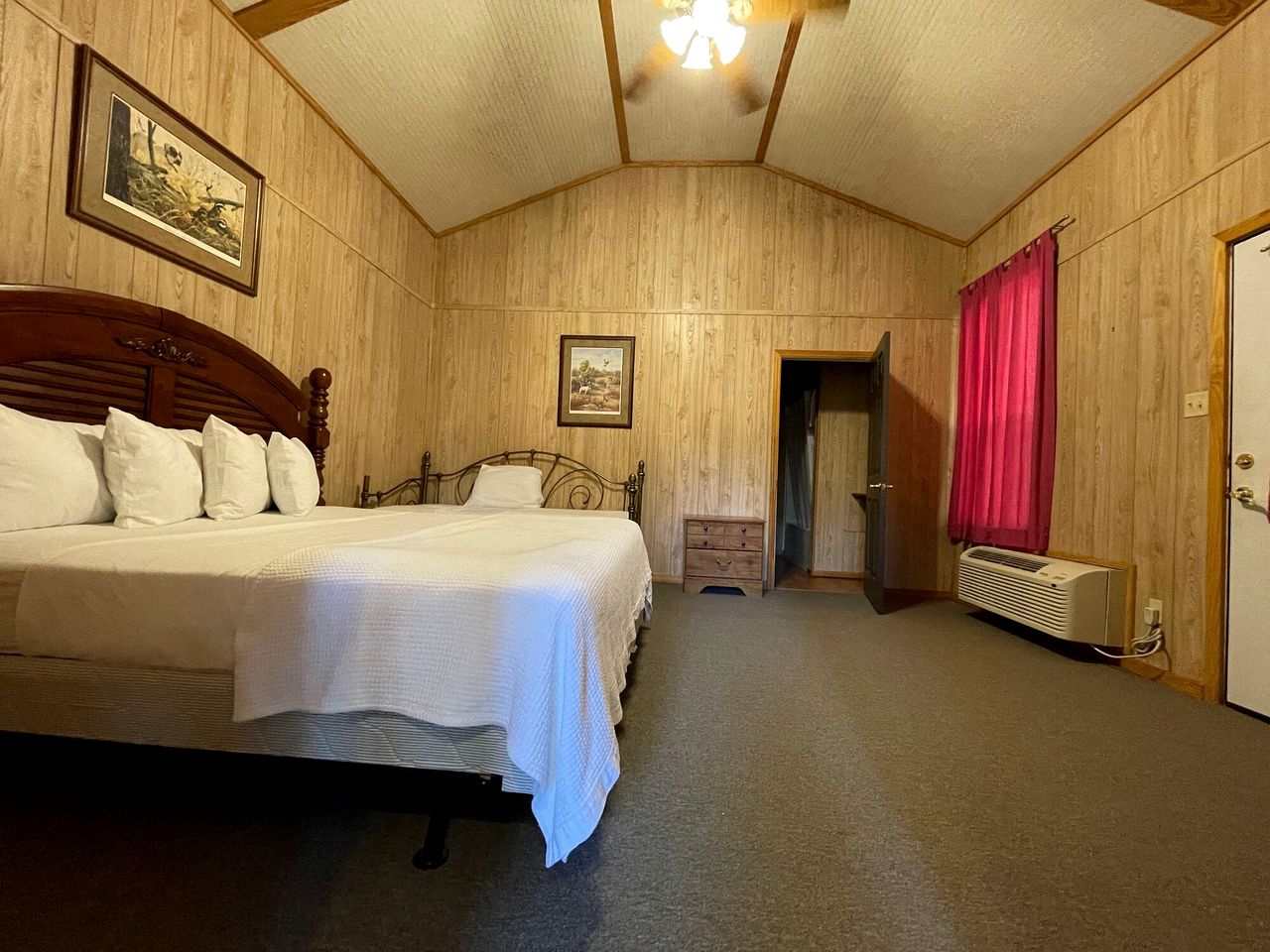 Luxurious Retreat Cabin with Scenic Pond Views, Expansive Decks, and Resort Amenities Near Zwolle, LA