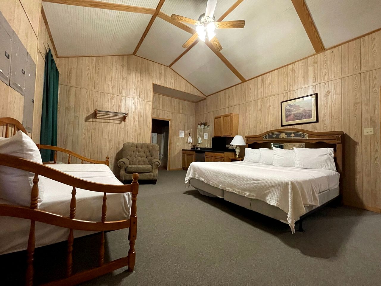 Luxurious Retreat Cabin with Scenic Pond Views, Expansive Decks, and Resort Amenities Near Zwolle, LA