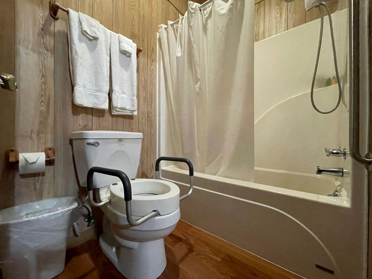 Luxurious Retreat Cabin with Scenic Pond Views, Expansive Decks, and Resort Amenities Near Zwolle, LA