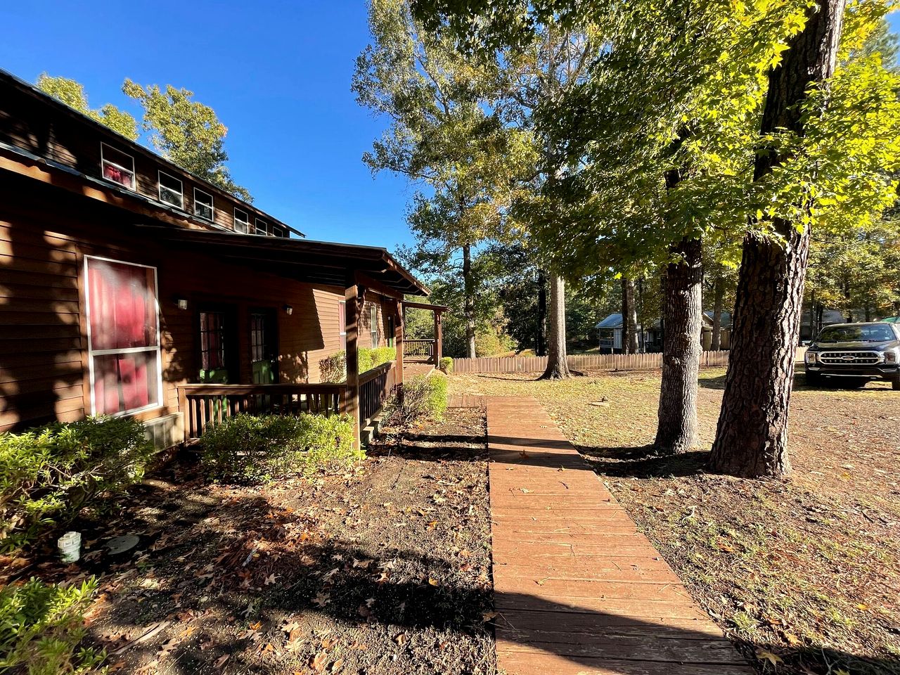 Luxurious Retreat Cabin with Scenic Pond Views, Expansive Decks, and Resort Amenities Near Zwolle, LA