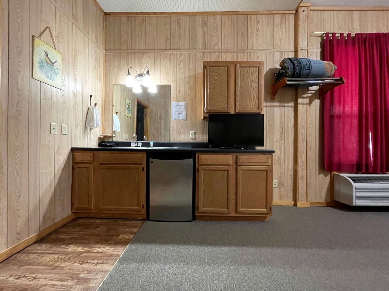 Luxurious Retreat Cabin with Scenic Pond Views, Expansive Decks, and Resort Amenities Near Zwolle, LA