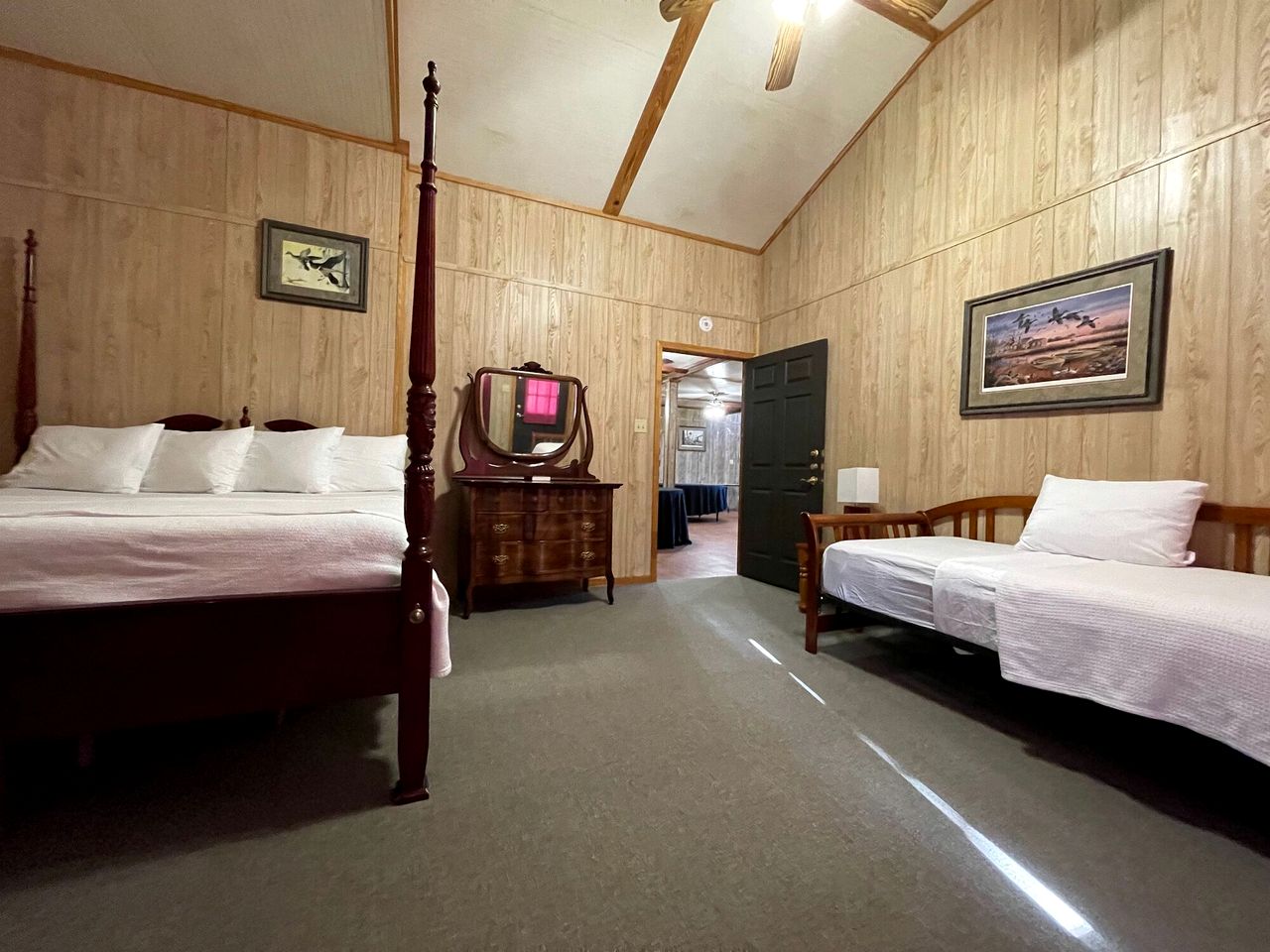 Luxurious Retreat Cabin with Scenic Pond Views, Expansive Decks, and Resort Amenities Near Zwolle, LA