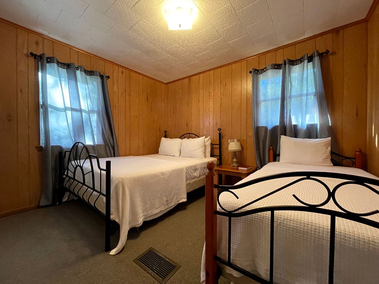 Cozy Waterfront Cabin with Private Pond Views and Outdoor Deck Near Zwolle, Louisiana