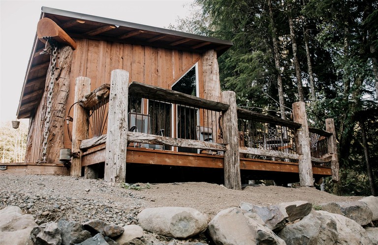 Off-Grid Log Cabin near Olympic National Park, Perfect for a Weekend of Hiking in Temperate Rainforests