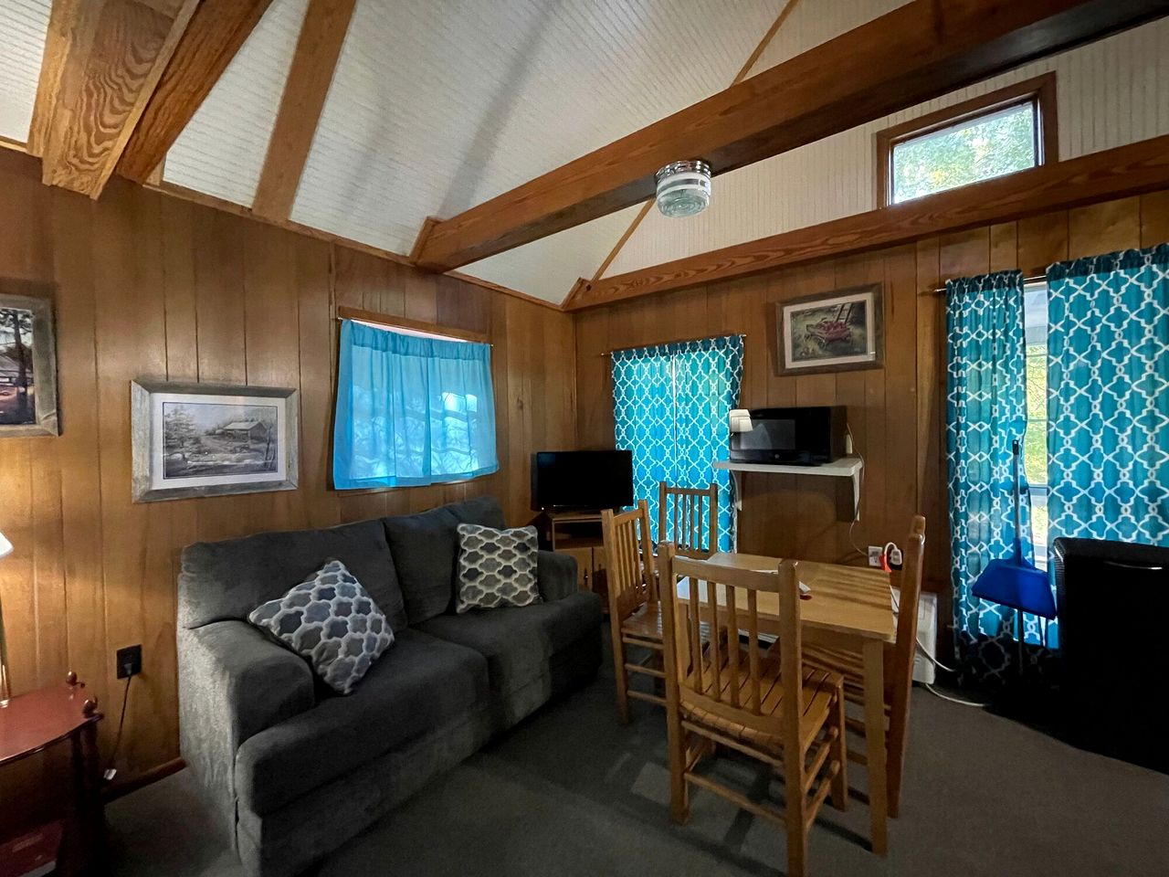 Cozy Loft Cabin with Private Pond Views Near Zwolle, Louisiana