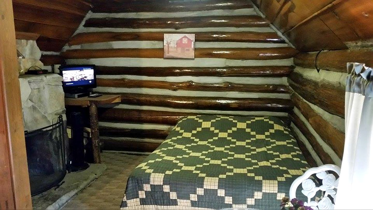 Simple Log Cabin with Fireplace for Couples in Markleysburg, Pennsylvania