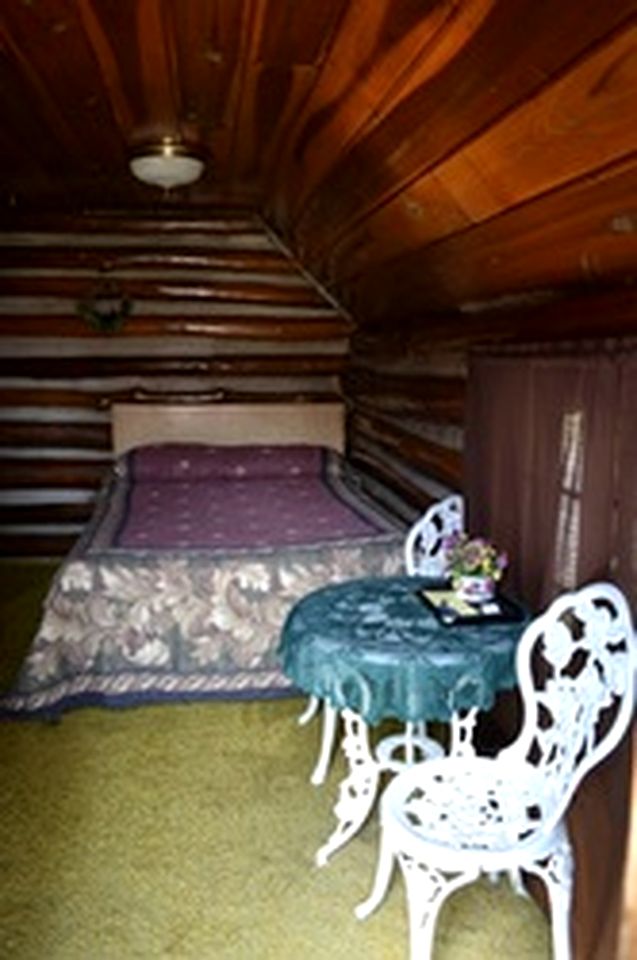 Simple Log Cabin with Fireplace for Couples in Markleysburg, Pennsylvania