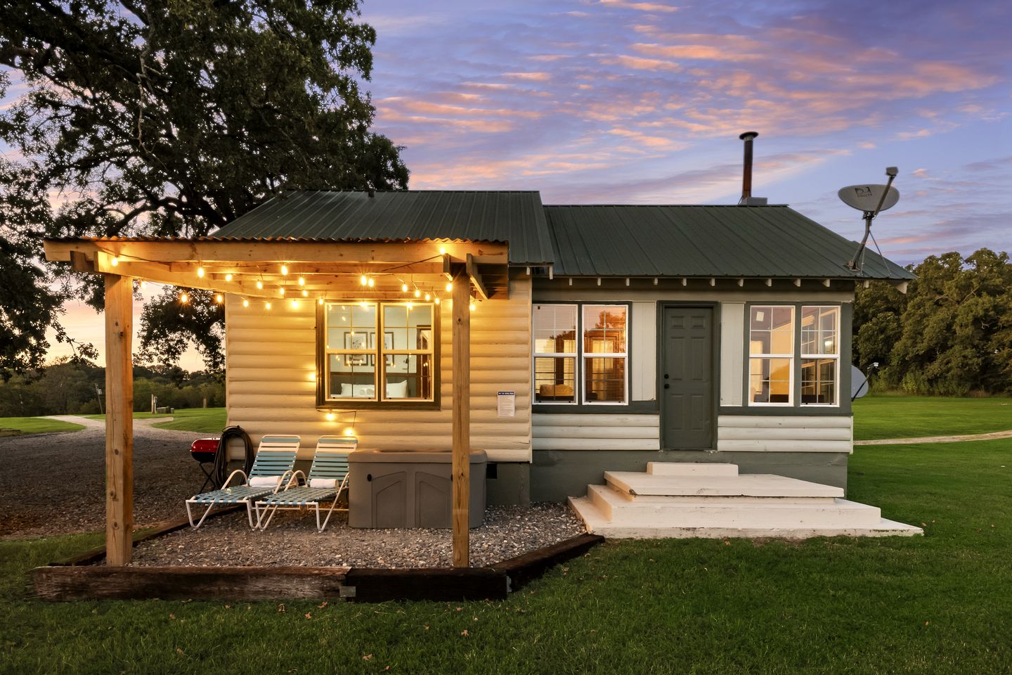 Cozy Cabin Hideaway in Lush Greenery with Lakefront Views in Madill, Oklahoma
