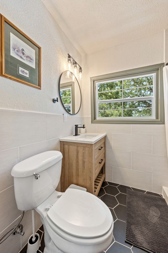 Cozy Cabin Hideaway in Lush Greenery with Lakefront Views in Madill, Oklahoma