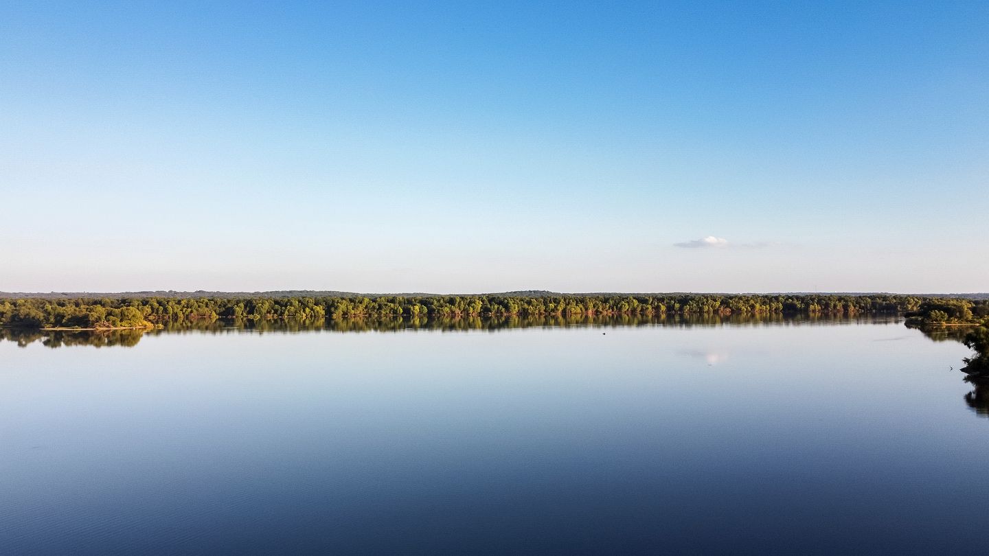 Cozy Cabin Hideaway in Lush Greenery with Lakefront Views in Madill, Oklahoma