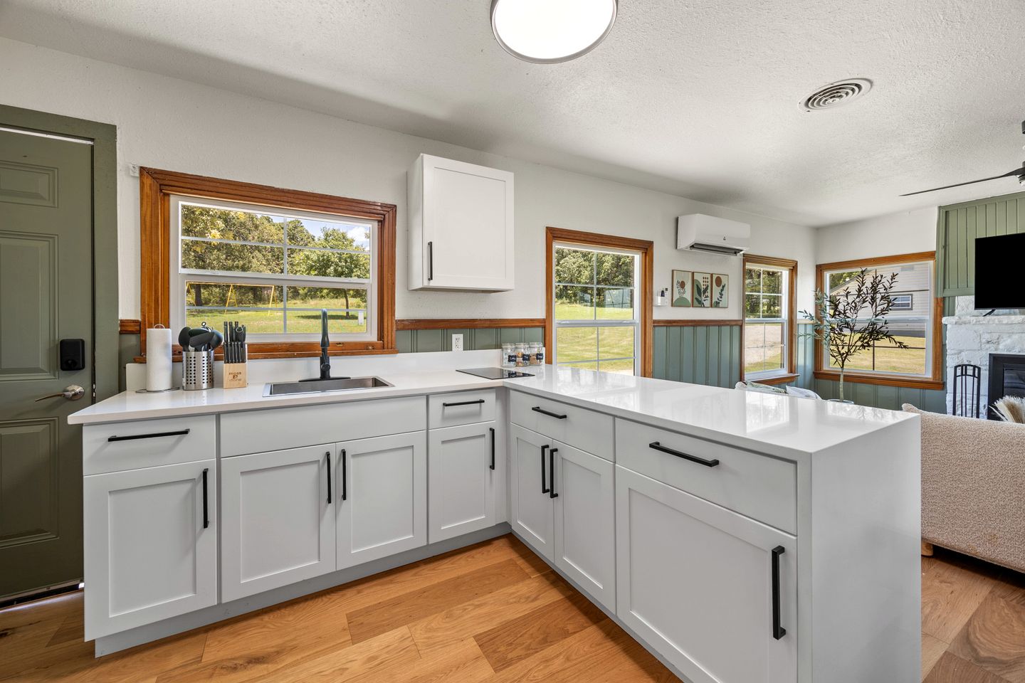 Cozy Cabin Hideaway in Lush Greenery with Lakefront Views in Madill, Oklahoma