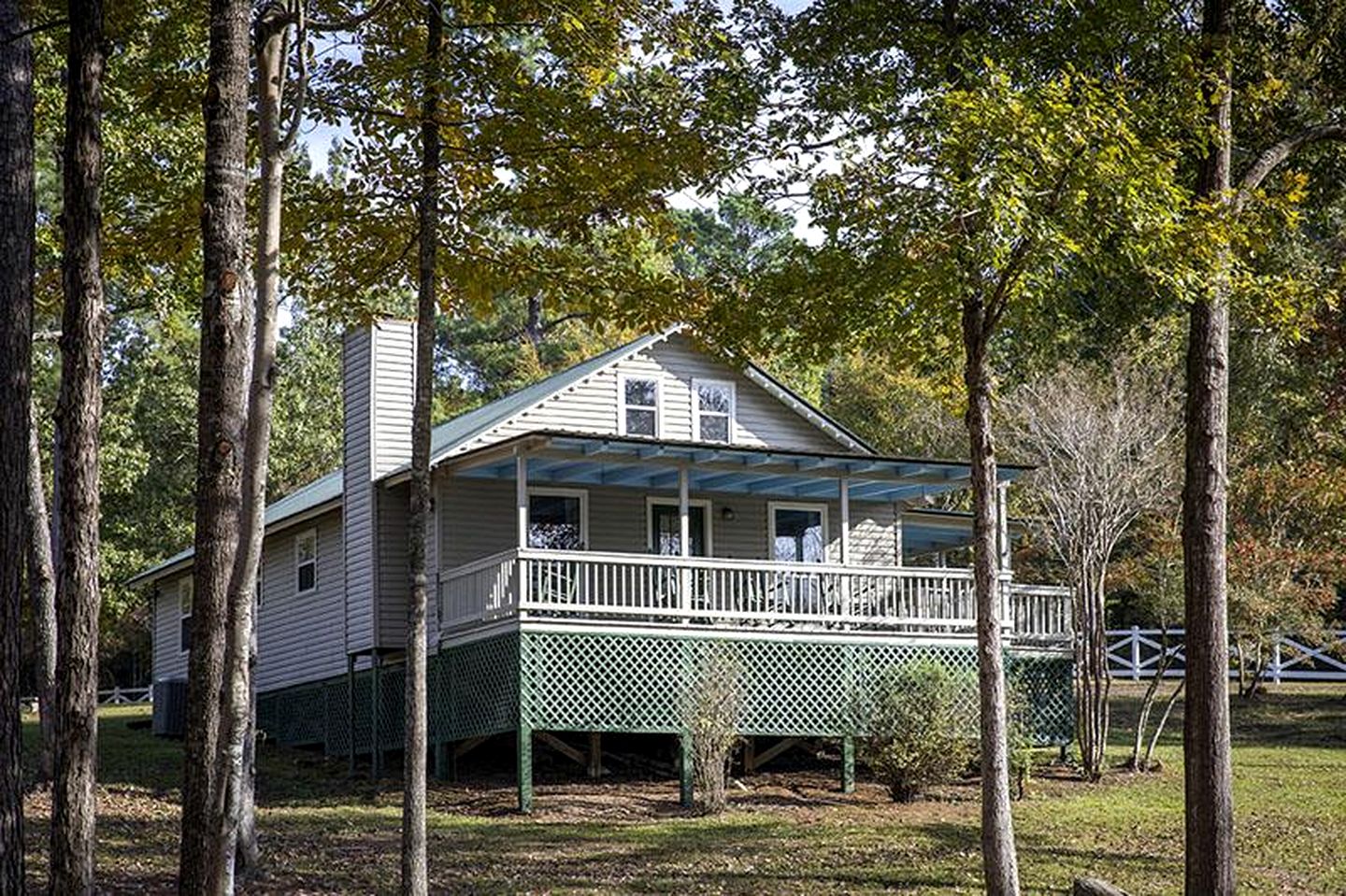 Spacious Waterfront Cabin Overlooking Private Pond near Zwolle, Louisiana