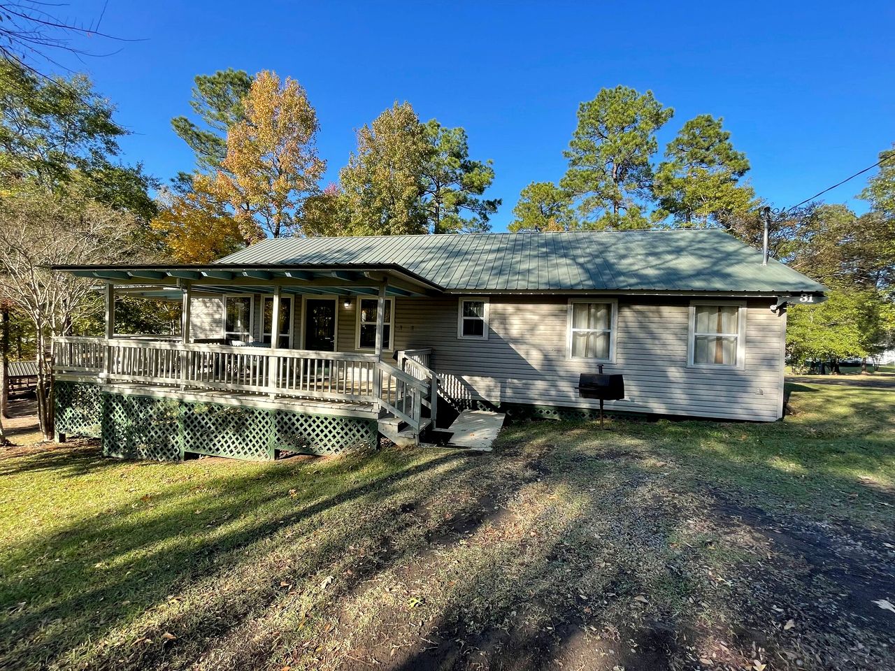 Spacious Waterfront Cabin Overlooking Private Pond near Zwolle, Louisiana