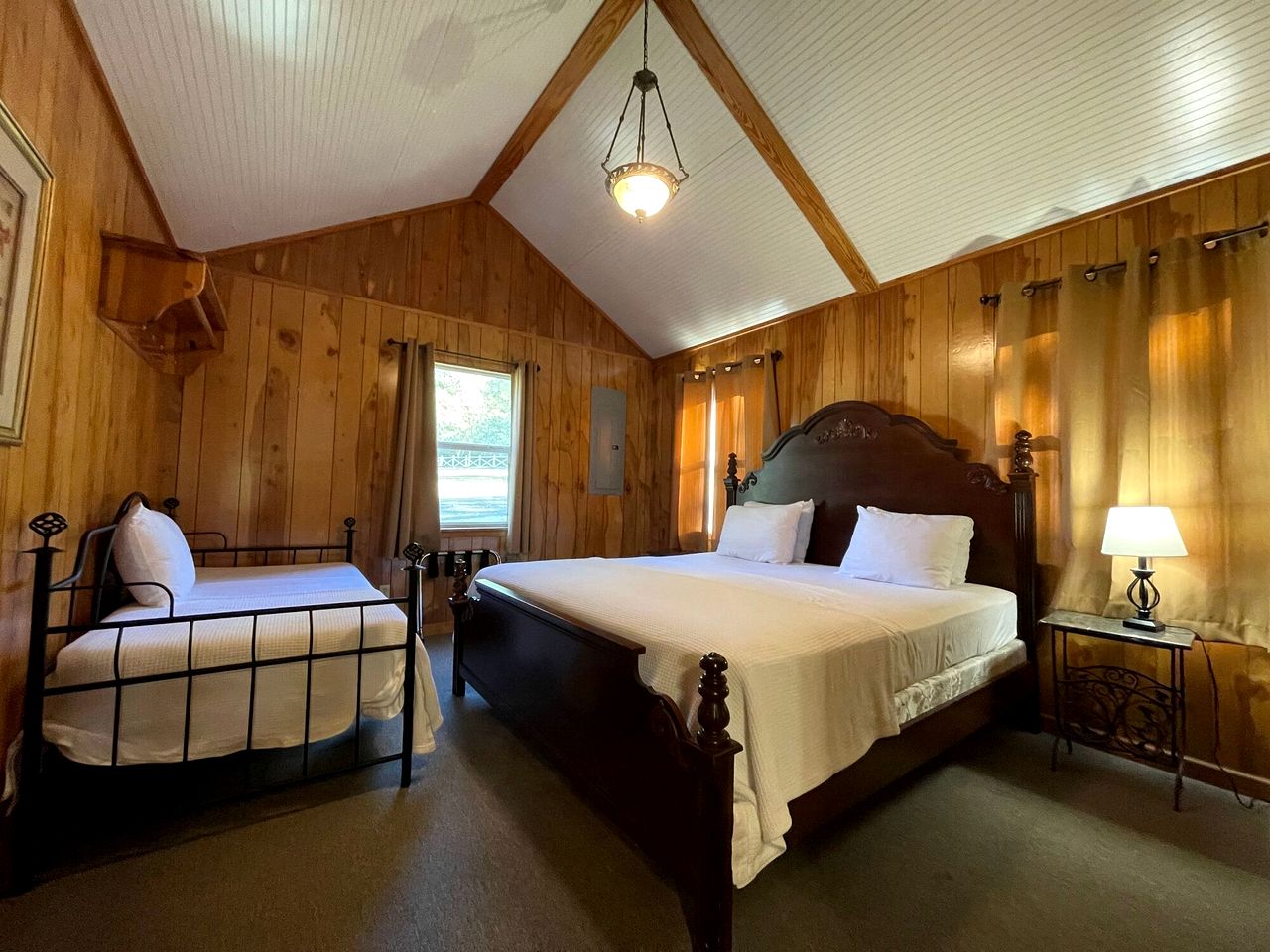 Spacious Waterfront Cabin Overlooking Private Pond near Zwolle, Louisiana