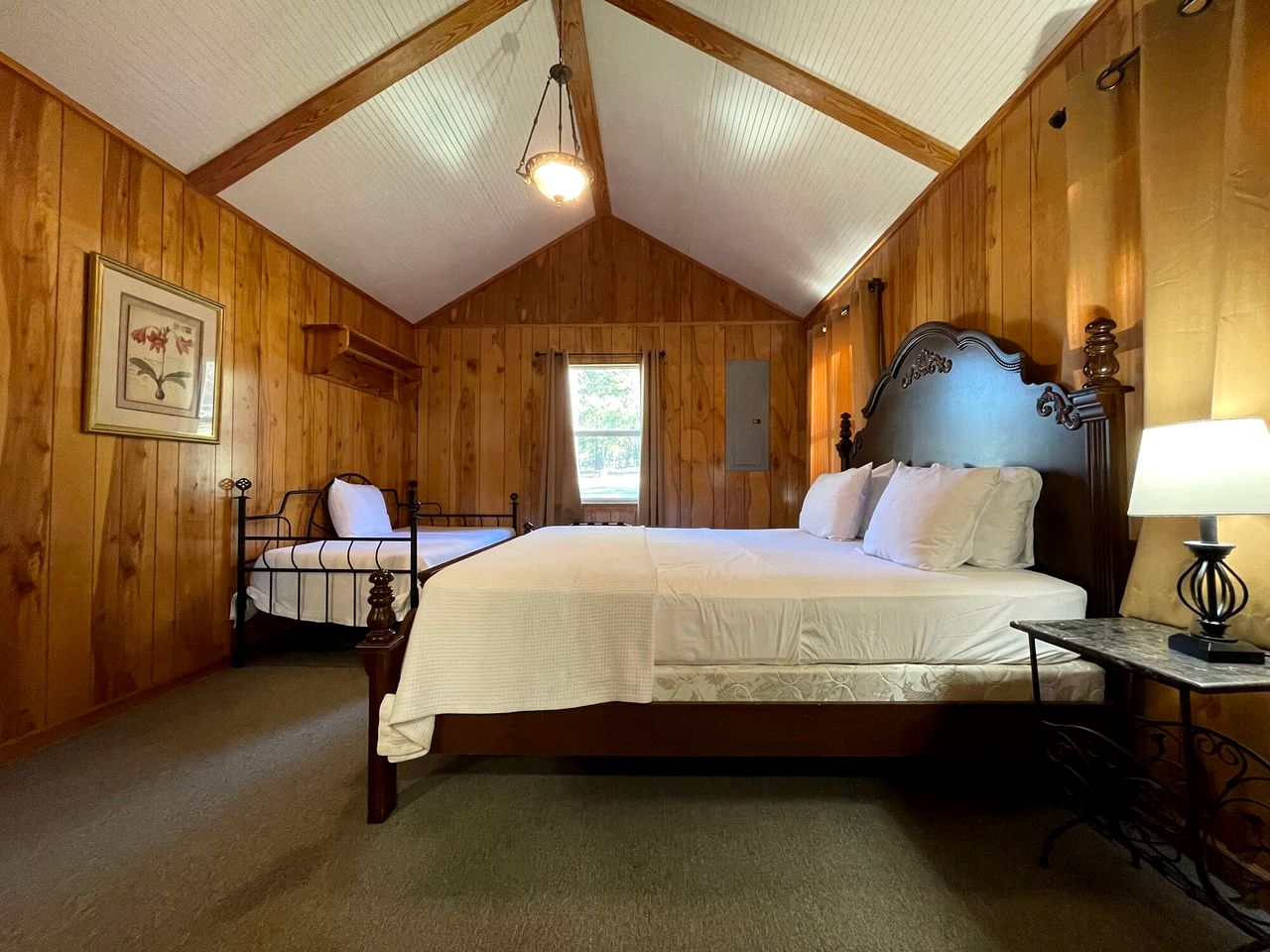 Spacious Waterfront Cabin Overlooking Private Pond near Zwolle, Louisiana