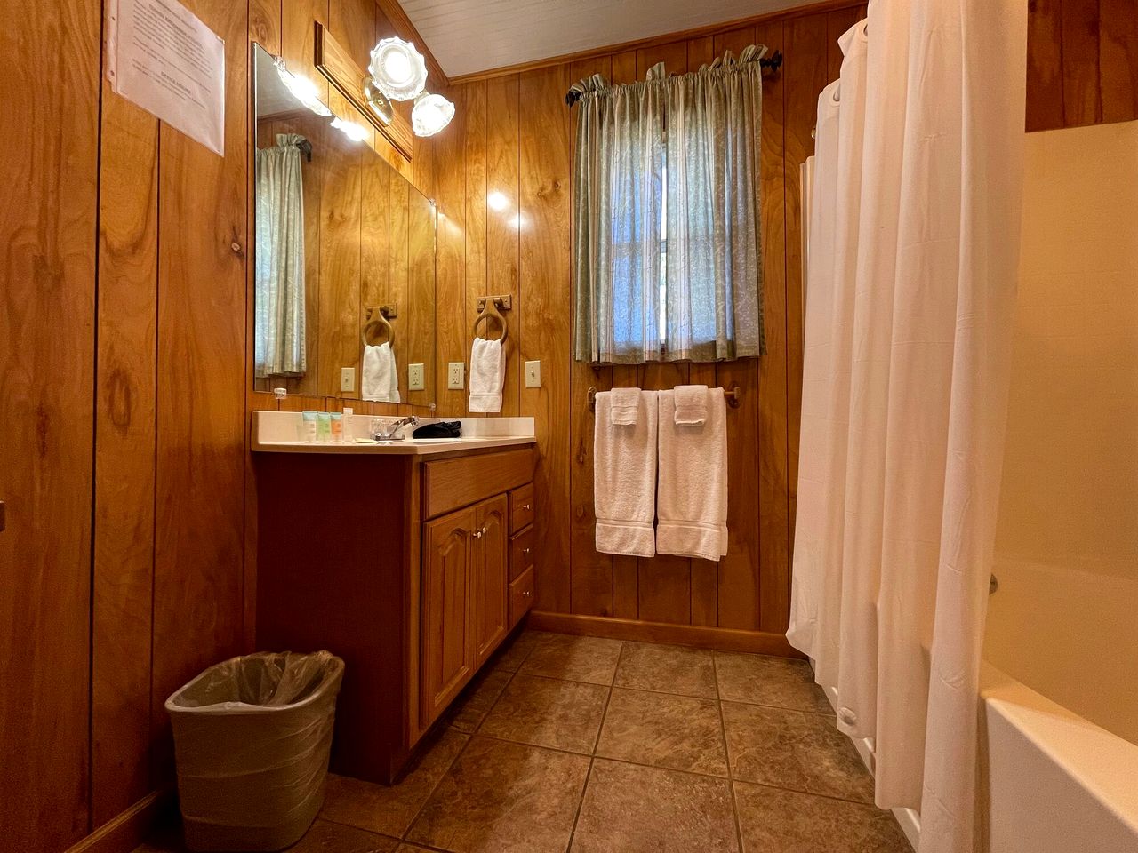 Spacious Waterfront Cabin Overlooking Private Pond near Zwolle, Louisiana