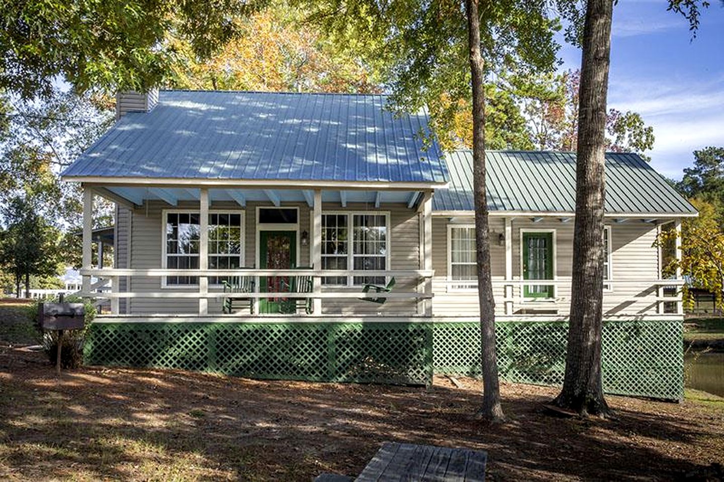 Romantic Luxury Cabin with Jacuzzi Whirlpool & Pond View Near Zwolle, Louisiana