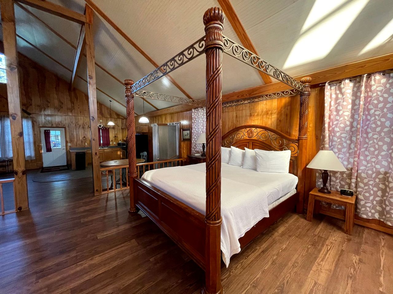 Romantic Luxury Cabin with Jacuzzi Whirlpool & Pond View Near Zwolle, Louisiana