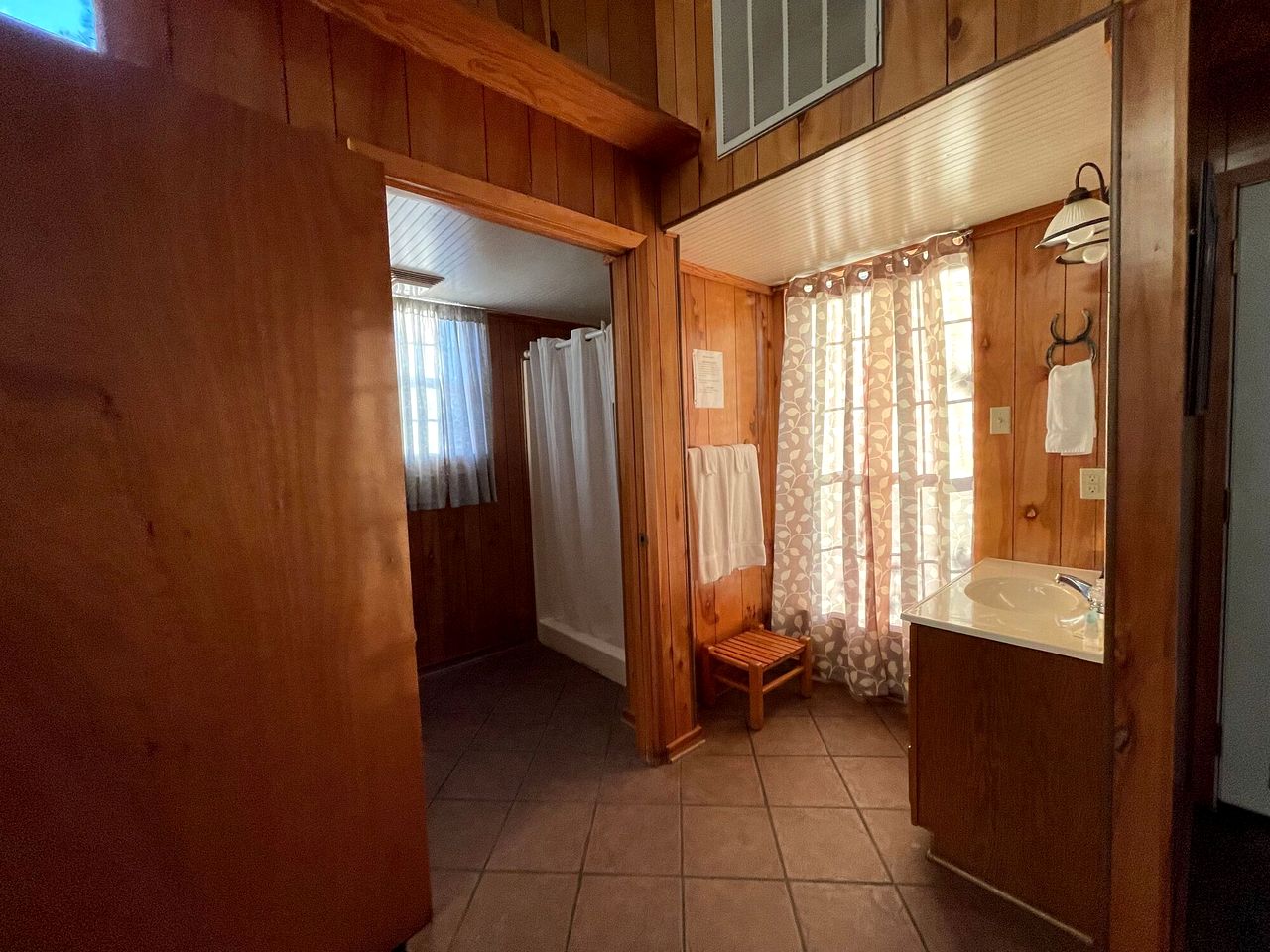 Romantic Luxury Cabin with Jacuzzi Whirlpool & Pond View Near Zwolle, Louisiana