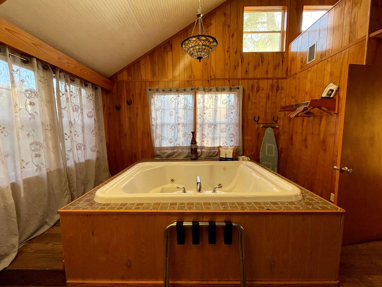 Romantic Luxury Cabin with Jacuzzi Whirlpool & Pond View Near Zwolle, Louisiana