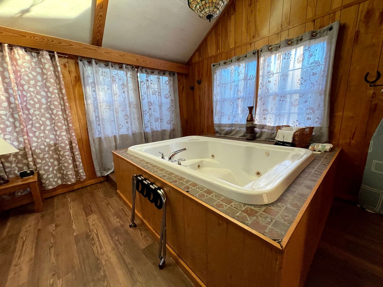 Romantic Luxury Cabin with Jacuzzi Whirlpool & Pond View Near Zwolle, Louisiana