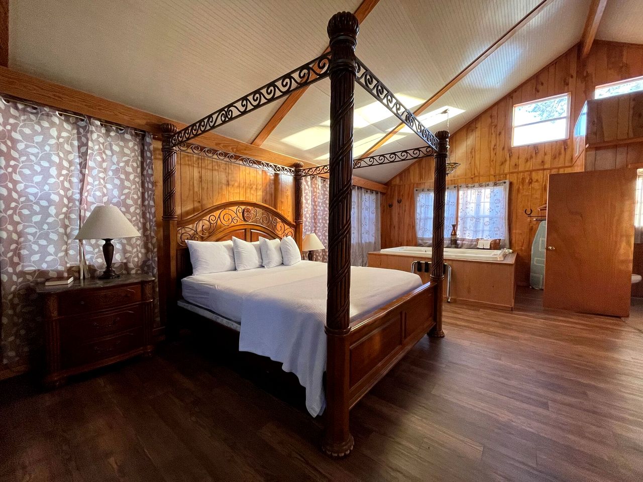 Romantic Luxury Cabin with Jacuzzi Whirlpool & Pond View Near Zwolle, Louisiana