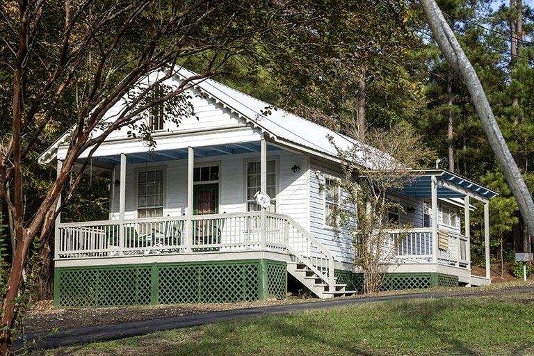 Family-Friendly Pondside Cabin with Fountain Views Near Zwolle, Louisiana