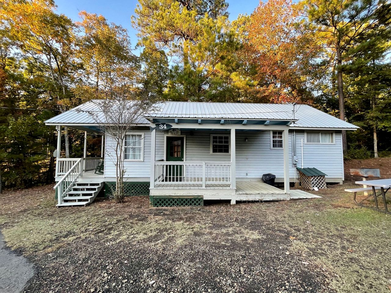 Family-Friendly Pondside Cabin with Fountain Views Near Zwolle, Louisiana