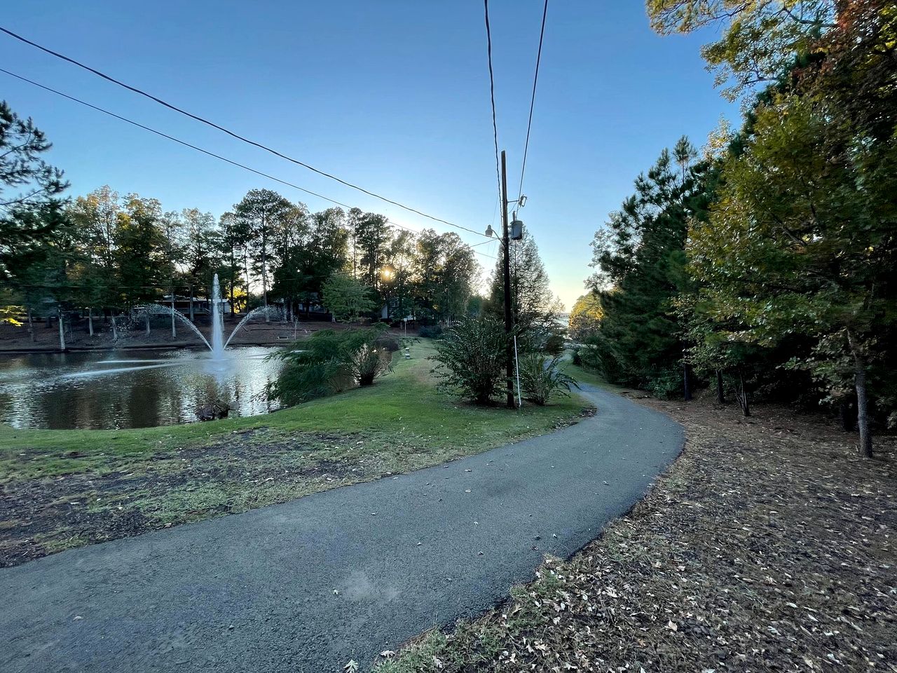 Family-Friendly Pondside Cabin with Fountain Views Near Zwolle, Louisiana