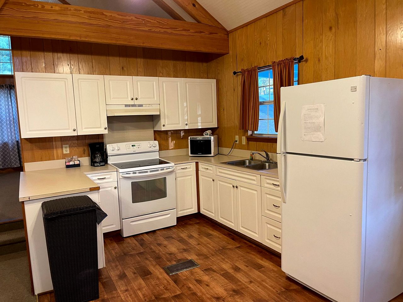 Family-Friendly Pondside Cabin with Fountain Views Near Zwolle, Louisiana