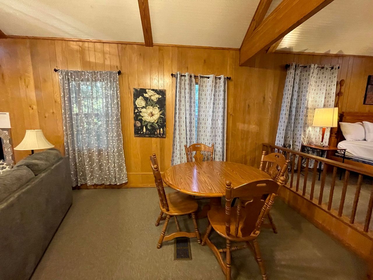 Family-Friendly Pondside Cabin with Fountain Views Near Zwolle, Louisiana