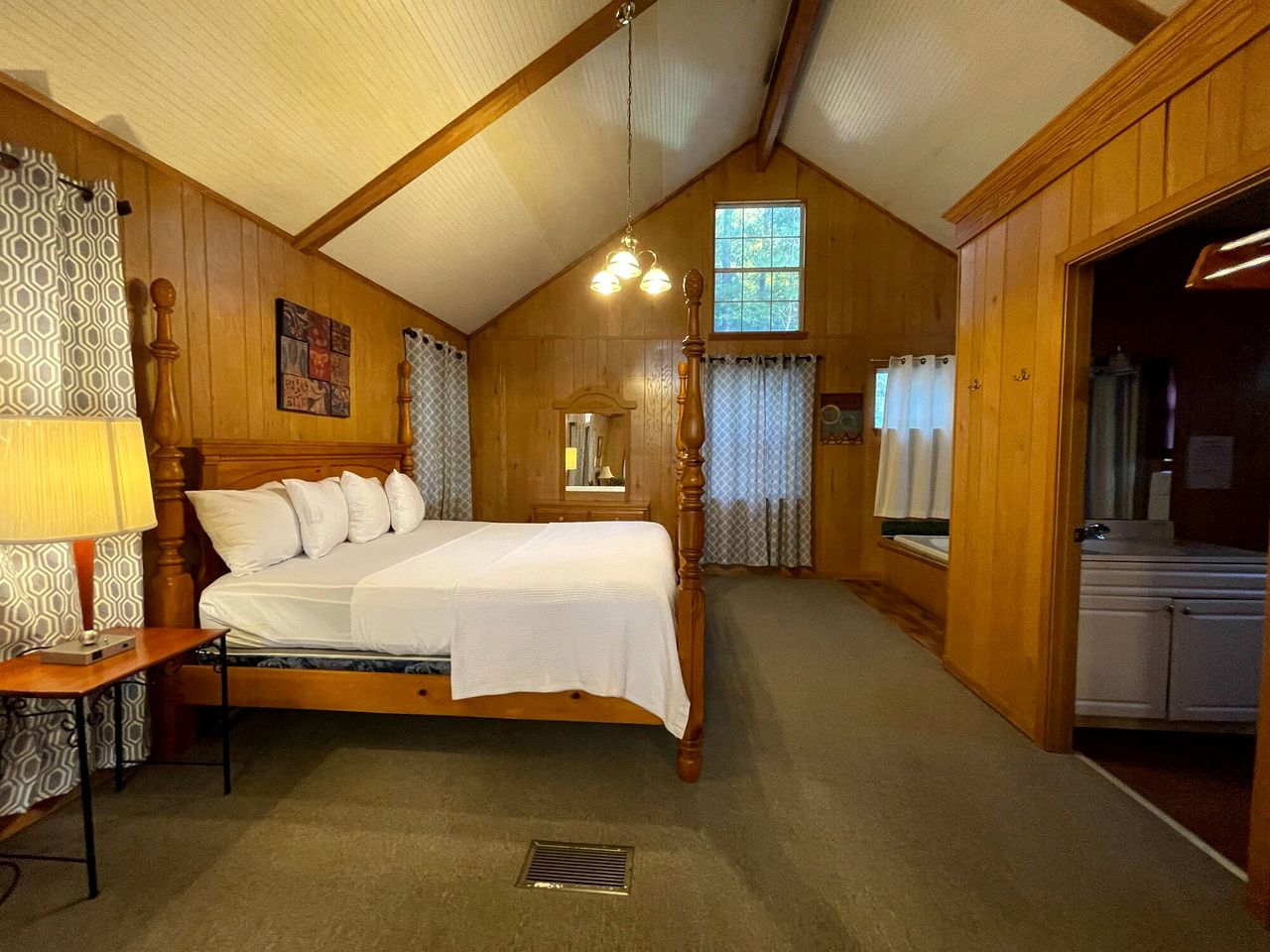 Family-Friendly Pondside Cabin with Fountain Views Near Zwolle, Louisiana