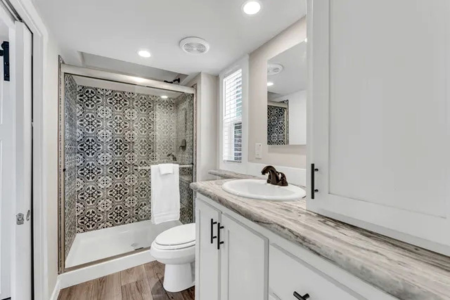 Rustic Cabin Retreat with Loft, Fire Pit & Community Pool in Branson, Missouri