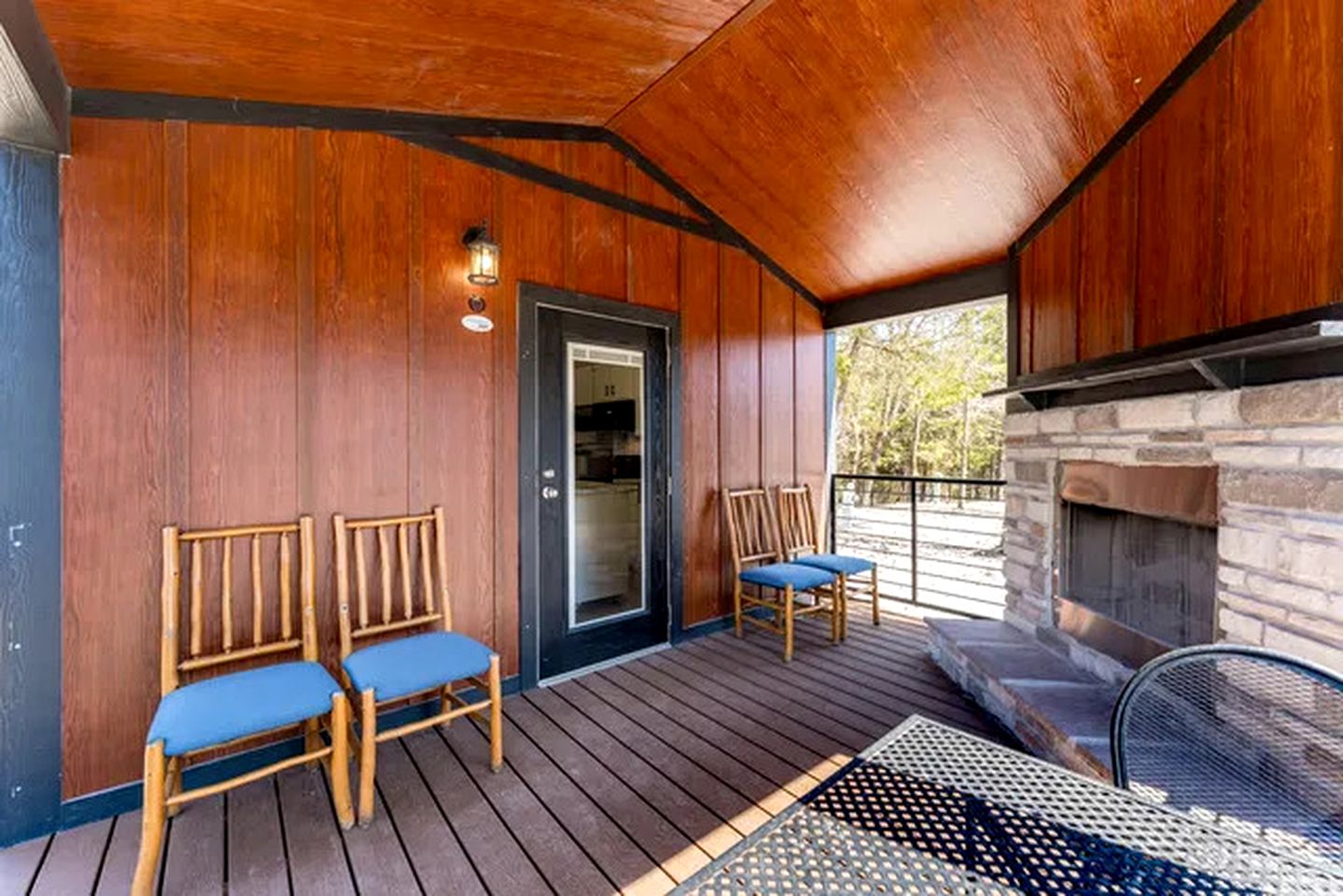 Rustic Cabin Retreat with Loft, Fire Pit & Community Pool in Branson, Missouri