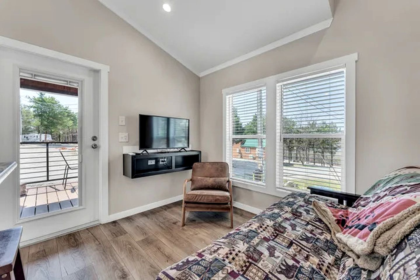 Rustic Cabin Retreat with Loft, Fire Pit & Community Pool in Branson, Missouri