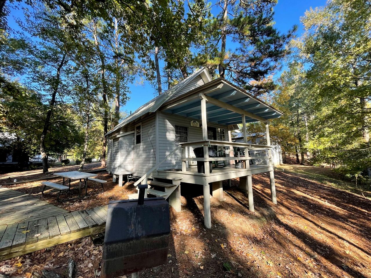 Tranquil Cabin Retreat with Private Pond and Outdoor Deck near Zwolle, Louisiana