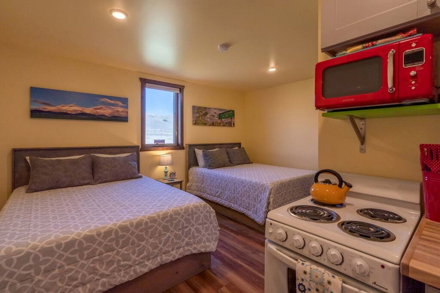 Wonderful Tiny Cabin with Incredible Amenities and Stunning Views in Emigrant, Montana