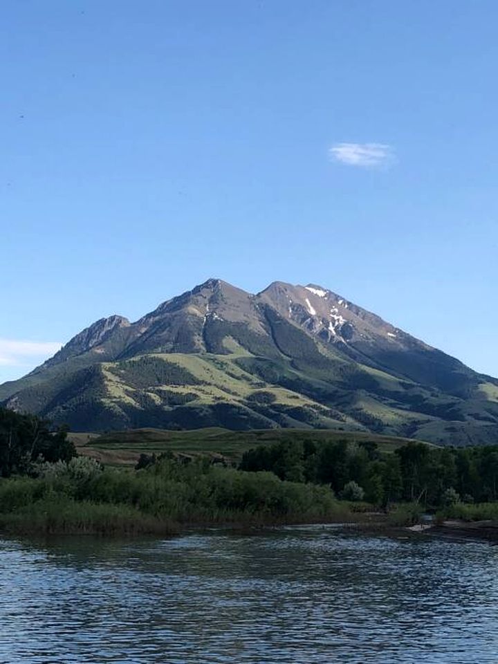 Wonderful Tiny Cabin with Incredible Amenities and Stunning Views in Emigrant, Montana