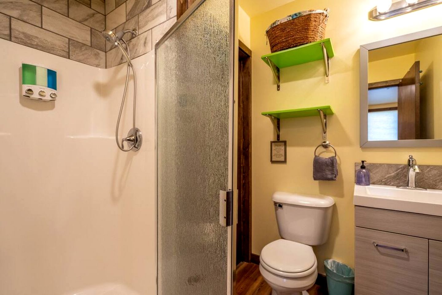 Wonderful Tiny Cabin with Incredible Amenities and Stunning Views in Emigrant, Montana