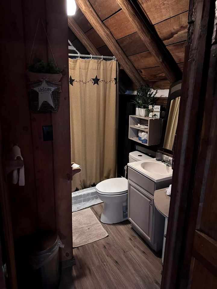 Spacious Log Cabin for an Unforgettable Family Adventure in Markleysburg, Pennsylvania