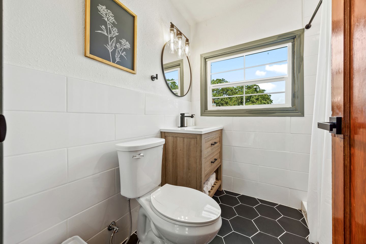 Private Nature Escape: Wooden Cabin with Lake Views in Madill, Oklahoma