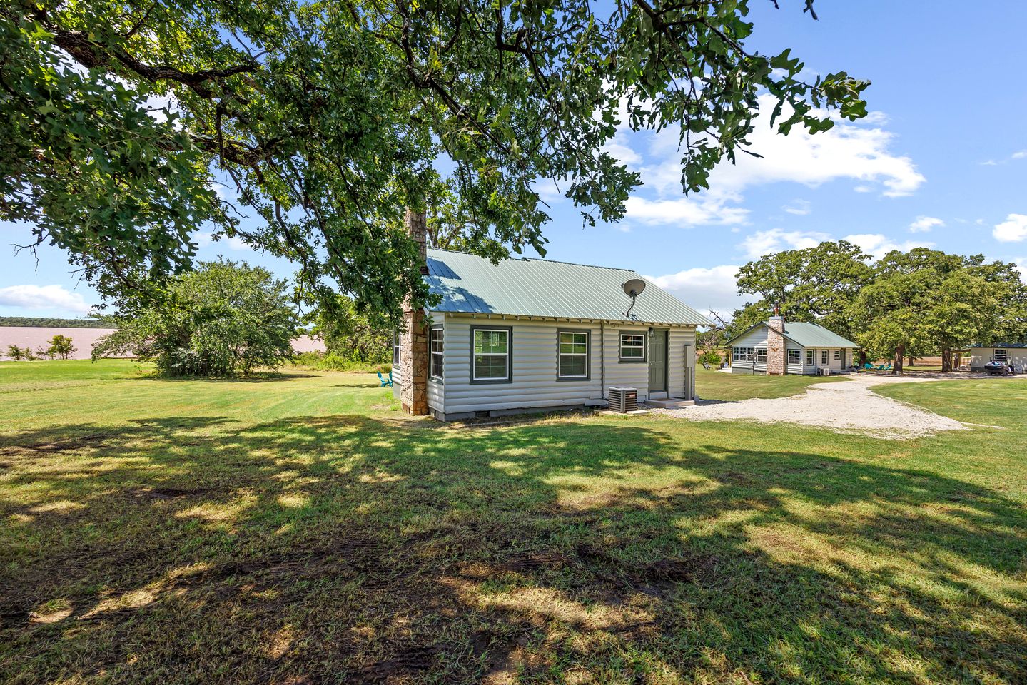 Private Nature Escape: Wooden Cabin with Lake Views in Madill, Oklahoma