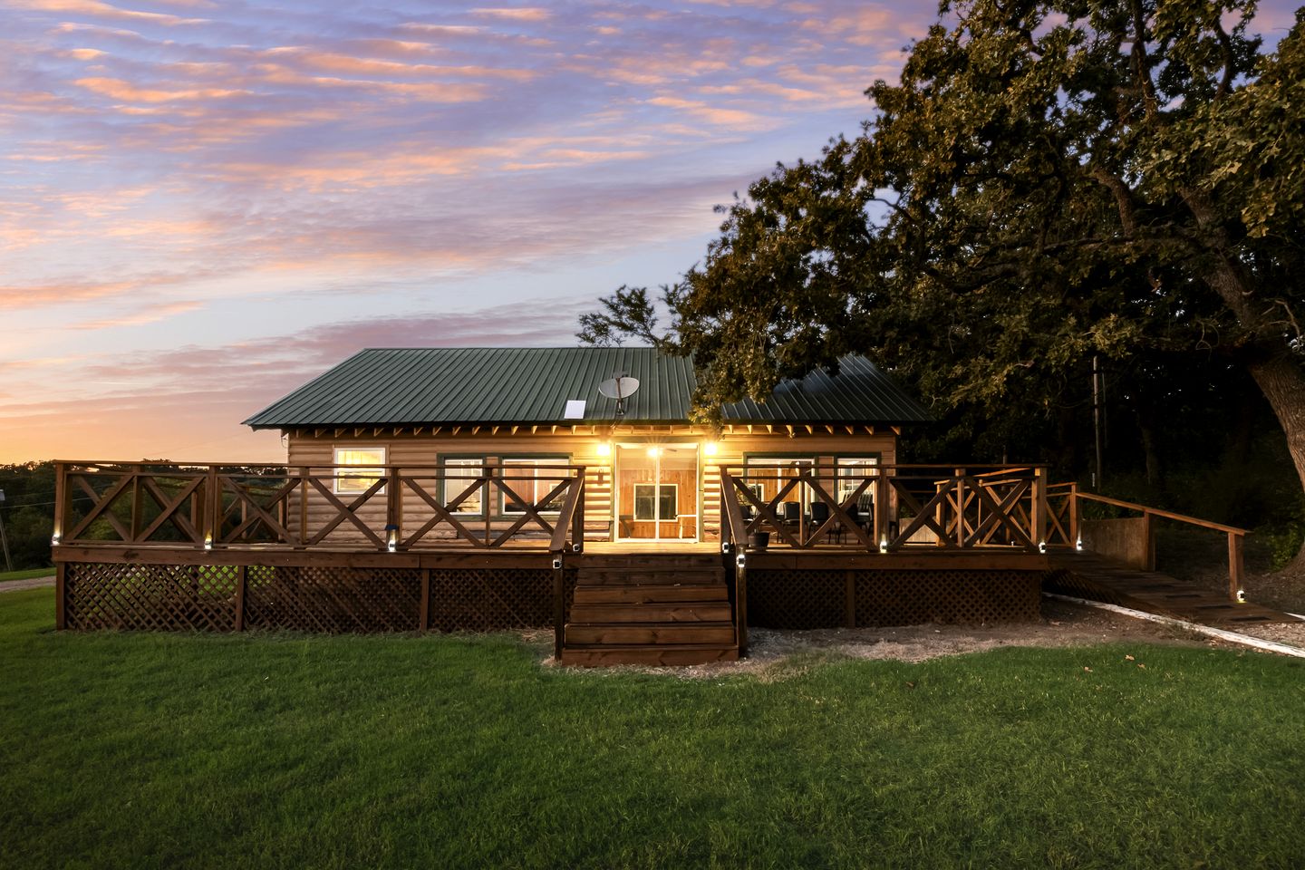 Private Nature Escape: Wooden Cabin with Lake Views in Madill, Oklahoma