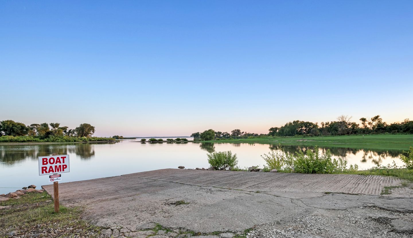 Private Nature Escape: Wooden Cabin with Lake Views in Madill, Oklahoma